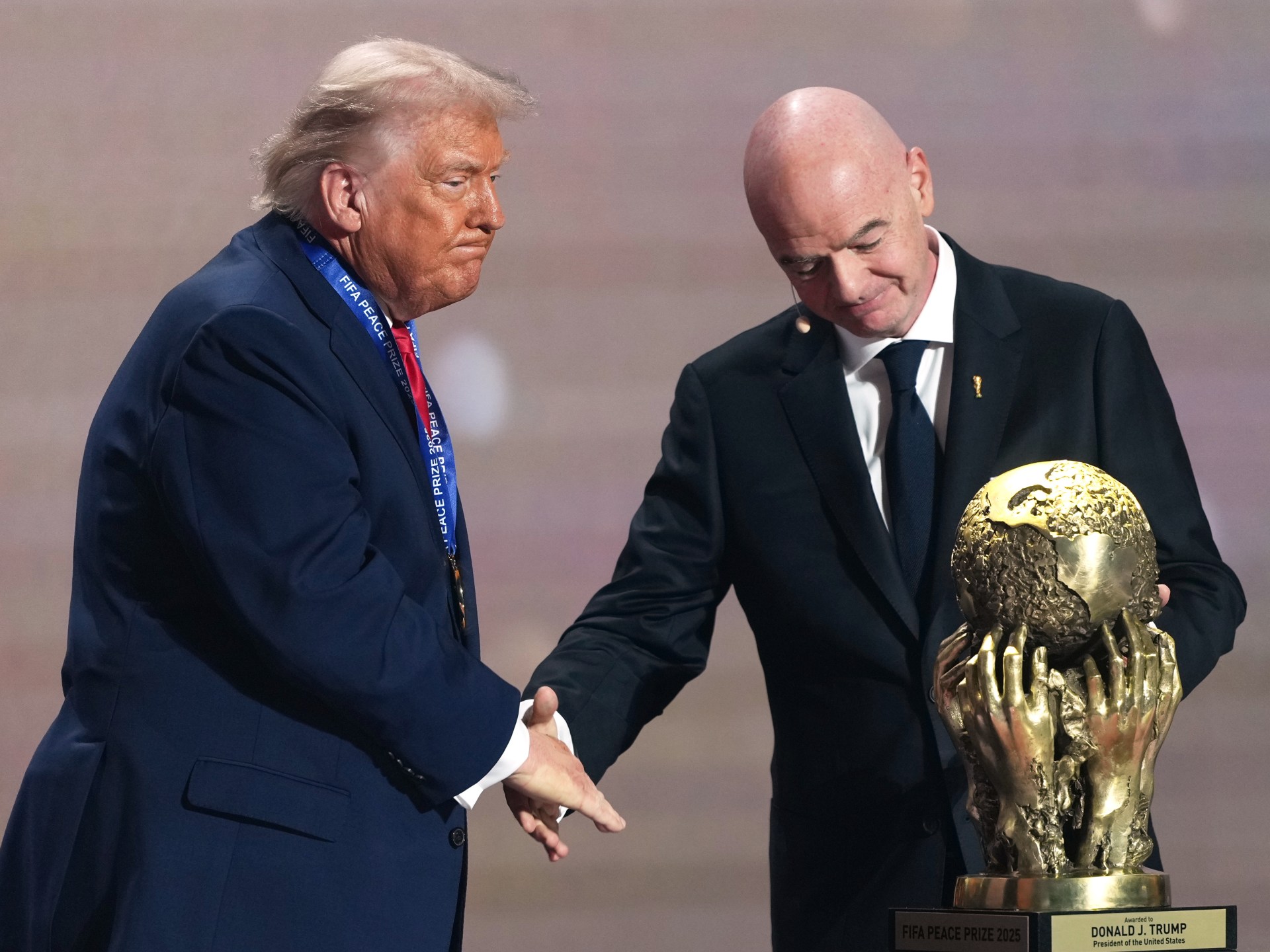 FIFA раскритиковали за политизацию спорта из-за премии мира Трампу