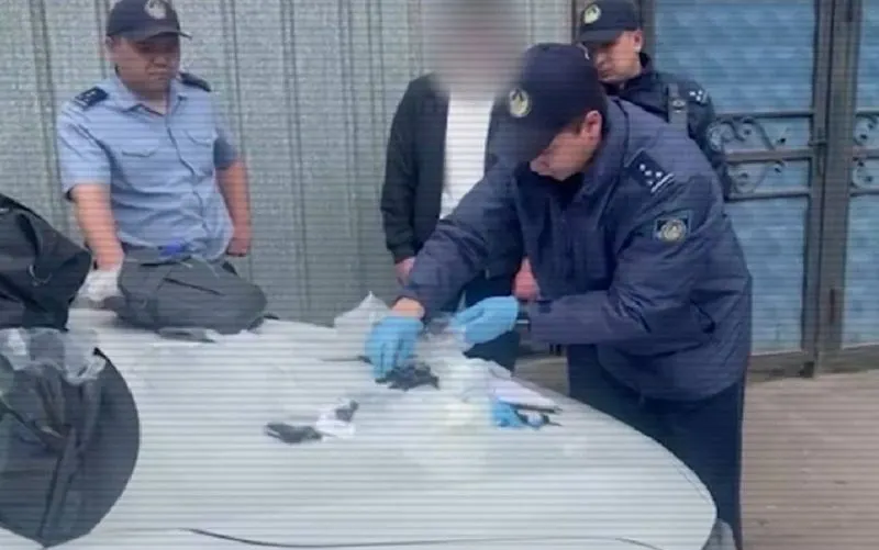Наркокурьера с крупной партией «синтетики» задержали в Алматы