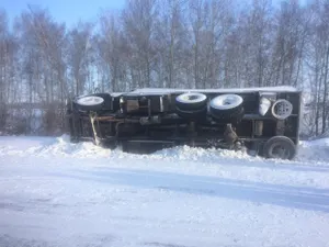 Большегруз с серной кислотой опрокинулся на трассе в ВКО