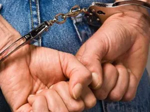 В Павлодаре неизвестный вынес из подъезда детские санки и велосипед