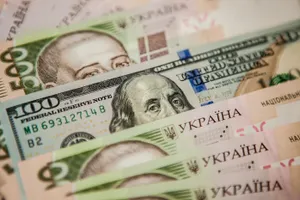 Тенге укрепляется на фоне слабеющего доллара
