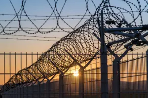 В Атырау сотни людей пришли на жаназа-намаз осужденного педофила