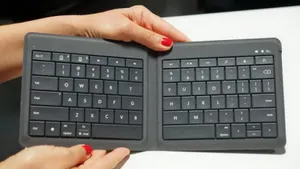 Microsoft представила складную клавиатуру для смартфонов