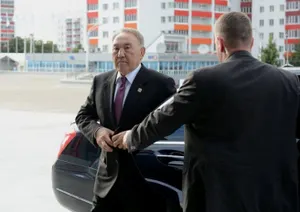 Н. Назарбаев посетил завод, где был сшит его костюм (ФОТО)