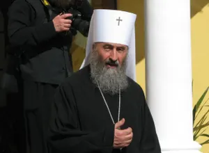 Митрополит Онуфрий попросил Порошенко пресечь нападения на храмы