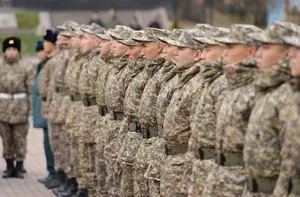 Смартфоны в казармах: Минобороны РК утвердило новые правила