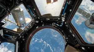 NASA сделало эффектный снимок МКС на фоне Солнца
