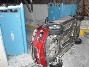 В Алматы машина врезалась в ворота детского санатория