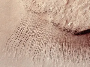 Воды на Марсе нет: Ученые объяснили появление следов
