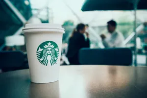 Starbucks временно закроет восемь тысяч кофеен в США