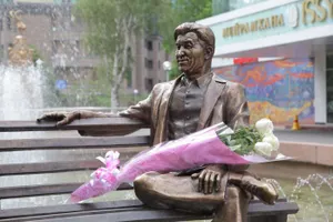 Памятник Шакену Айманову открыли в Алматы
