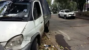 В Алматы легковой автомобиль перевернул грузовик (ФОТО)