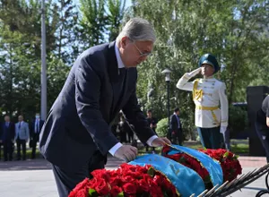 Токаев почтил память жертв политических репрессий и голода