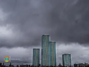 Коммунальные службы столицы откачивают воду