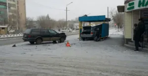 В Экибастузе автомобиль врезался в автобусную остановку