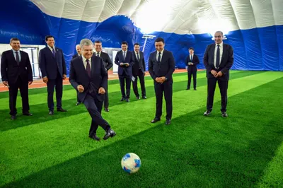 Президент посетил академию "Нефтчи" в Фергане и лично опробовал футбольное поле. Видео